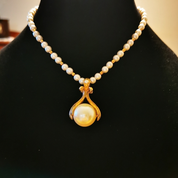 Vintage Faux Pearl and Gold Tone Necklace with Pearl Enhancer Pendant - Picture 14 of 15